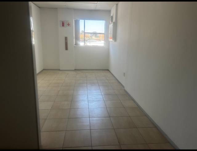 18M² SERVICED OFFICE TO LET IN SAVOY ESTATE
